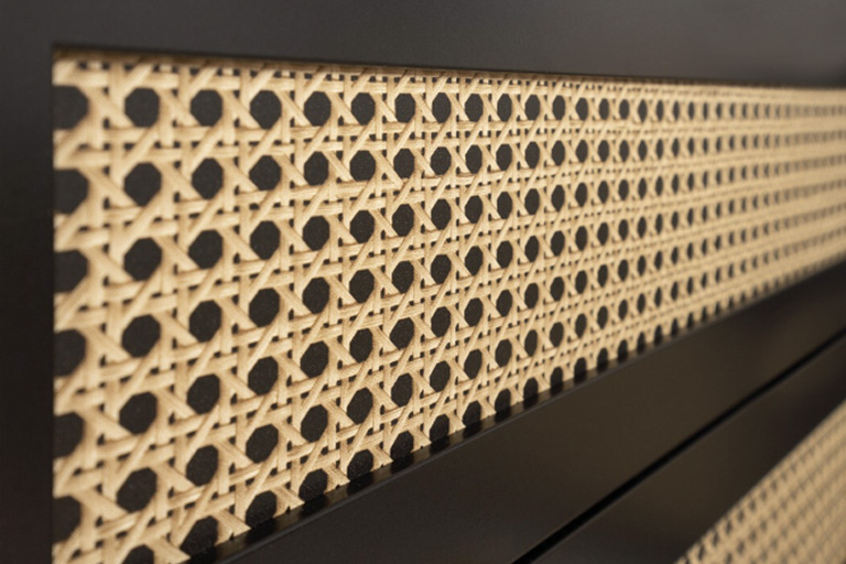 Rotangmustriga kleebis